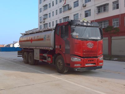 程力威牌CLW5251GYYC5型運(yùn)油車(chē)