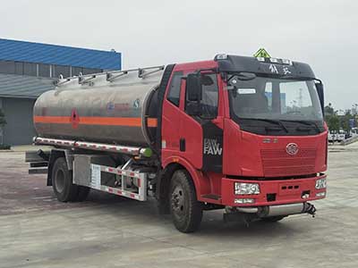 程力威牌CLW5180GYYLC5型鋁合金運油車